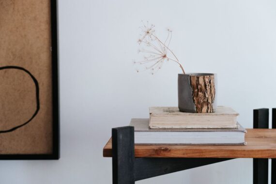 Een stijlvolle Japandi salontafel van natuurlijk hout in een minimalistisch interieur met planten en zachte kleuren.