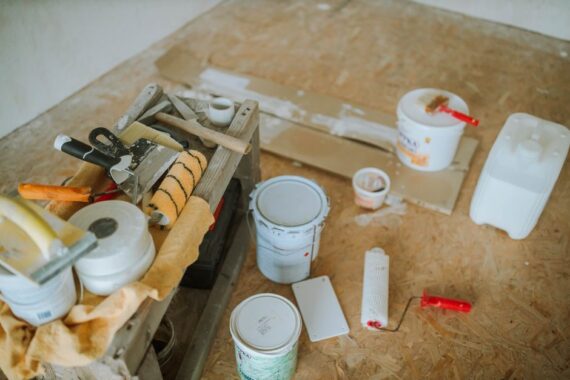 Een deskundige aan het werk met het repareren van een beschadigde epoxyvloer in een moderne woning.